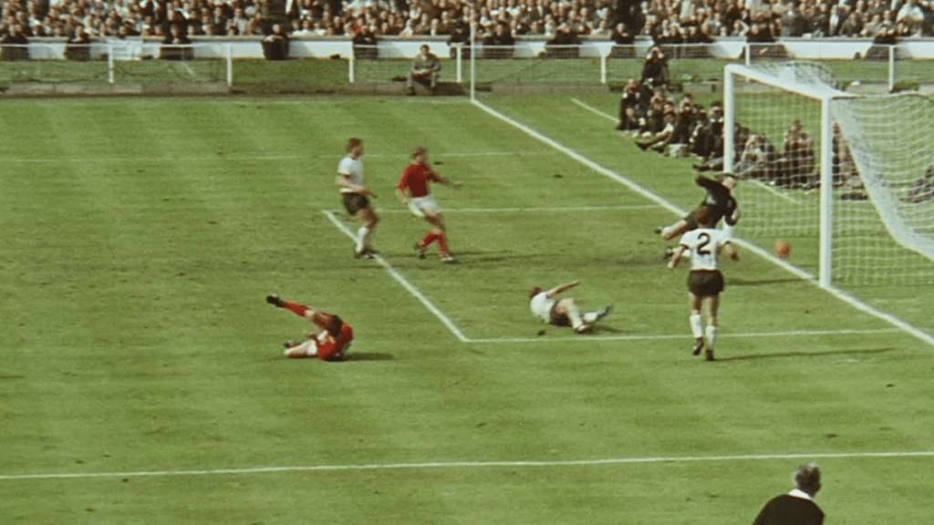 El gol fantasma de Geoff Hurst en la final del Mundial de 1966 es una de las jugadas más polémicas en la historia del fútbol. Descubre cómo una decisión arbitral cambió el rumbo del deporte y marcó a generaciones.