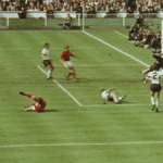El gol fantasma de Geoff Hurst en la final del Mundial de 1966 es una de las jugadas más polémicas en la historia del fútbol. Descubre cómo una decisión arbitral cambió el rumbo del deporte y marcó a generaciones.