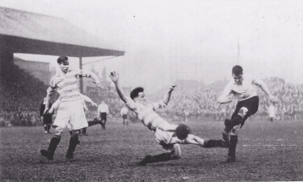 En 1946, el partido entre Doncaster Rovers y Stockport County se convirtió en el más largo de la historia, con 3 días de duración. Descubre cómo este juego entró al libro Guinness.