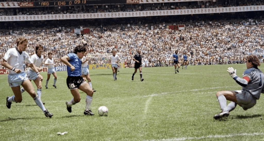 En el Mundial de 1986, Diego Maradona anotó el gol más icónico de la historia ante Inglaterra. Descubre los detalles detrás de su mágica jugada y la frase que lo inmortalizó.