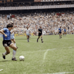 En el Mundial de 1986, Diego Maradona anotó el gol más icónico de la historia ante Inglaterra. Descubre los detalles detrás de su mágica jugada y la frase que lo inmortalizó.