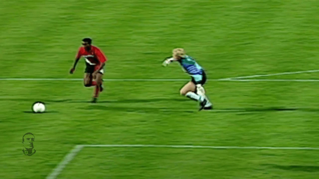 En 1993, Jay-Jay Okocha deslumbró al mundo con una jugada mágica contra Oliver Kahn, anotando un gol inolvidable que redefinió el talento en la Bundesliga.