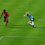 En 1993, Jay-Jay Okocha deslumbró al mundo con una jugada mágica contra Oliver Kahn, anotando un gol inolvidable que redefinió el talento en la Bundesliga.