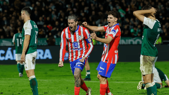 El Atlético de Madrid logró superar al Cacereño en la Copa del Rey con un 1-3 en el marcador, gracias a un gol y asistencia de Rodrigo De Paul en los últimos minutos. A pesar de la diferencia de categorías, el equipo local estuvo cerca de la hazaña.