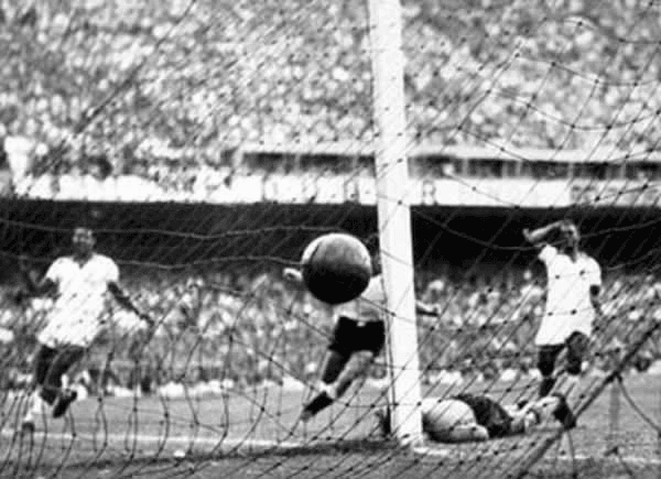 El "Maracanazo" de 1950 es una de las mayores sorpresas en la historia del fútbol. Conoce cómo Uruguay logró silenciar a 200,000 espectadores en el estadio más emblemático de Brasil.