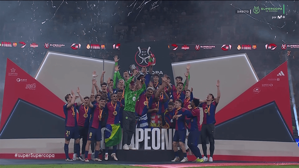 Descubre el análisis táctico completo de la victoria del Barcelona 5-2 sobre el Real Madrid en la final de la Supercopa de España. ¿Qué falló en el equipo blanco? ¿Cómo logró Hansi Flick superar a Ancelotti?