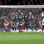 El Real Madrid cae con contundencia en Londres ante un Arsenal letal, liderado por un descomunal Declan Rice. La remontada en el Bernabéu, una vez más, se presenta como un desafío casi sobrenatural.