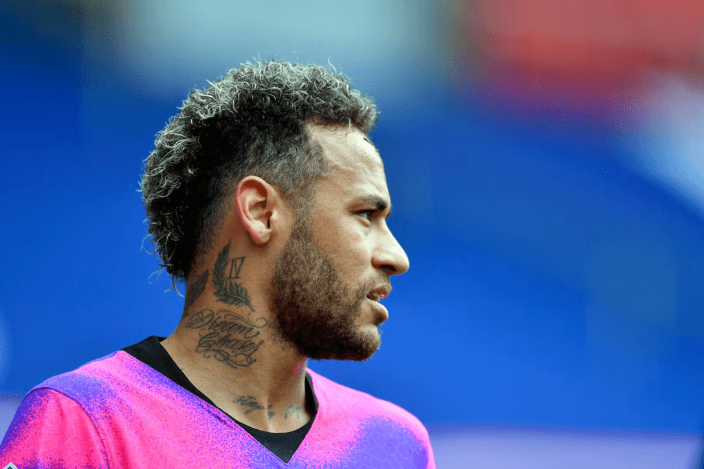 Neymar es uno de los futbolistas más talentosos y polémicos del siglo XXI. Descubre su historia, desde Santos hasta su impacto mundial con Brasil y el PSG.