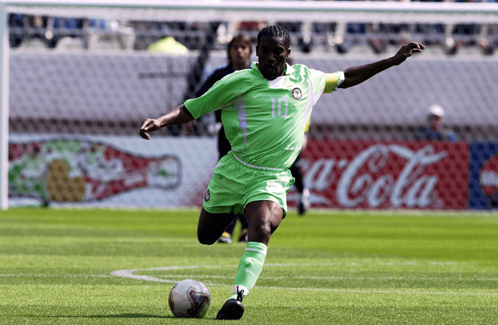 Jay-Jay Okocha fue mucho más que un futbolista: fue un artista del balón que deslumbró en Europa y lideró a Nigeria con magia y personalidad. Su legado vive en cada regate inolvidable.