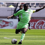 Jay-Jay Okocha fue mucho más que un futbolista: fue un artista del balón que deslumbró en Europa y lideró a Nigeria con magia y personalidad. Su legado vive en cada regate inolvidable.