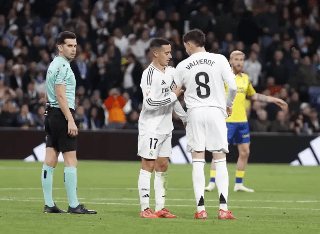 Carlo Ancelotti opta por la continuidad en el once del Real Madrid ante el Arsenal. Lucas Vázquez será lateral y Valverde regresa al centro del campo, su zona natural.