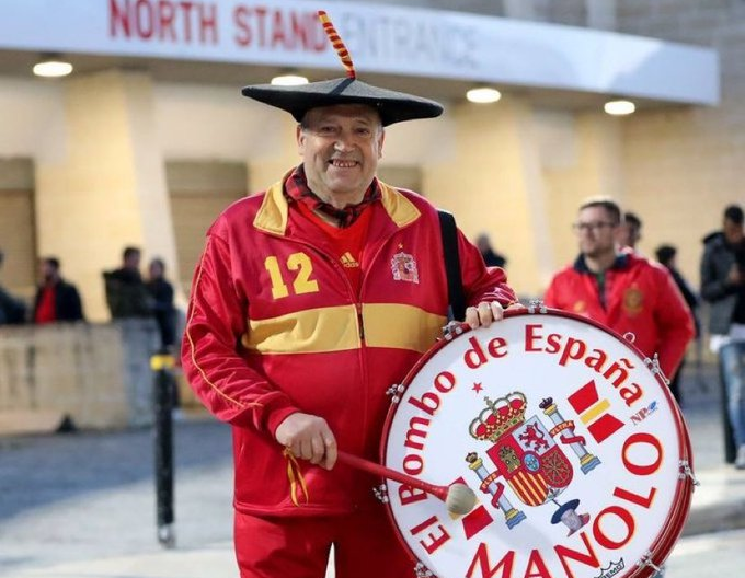 Manolo el del Bombo, símbolo de la pasión por la Selección Española durante más de 40 años, ha fallecido a los 76 años. Su legado queda grabado en la historia del fútbol nacional.